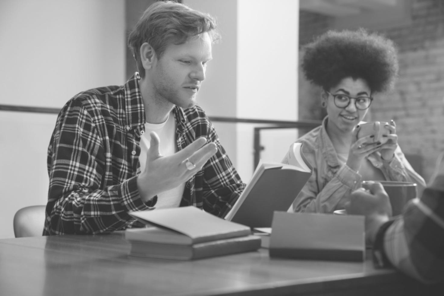 Professionelle Finanzberatung in modernem Büro
