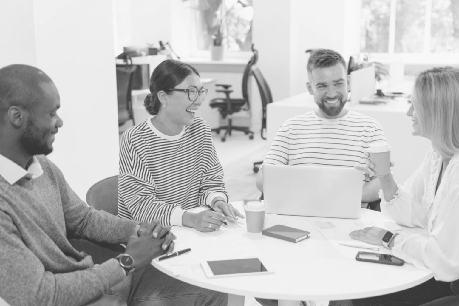Finanzplanung Arbeitsplatz mit Dokumenten und Taschenrechner