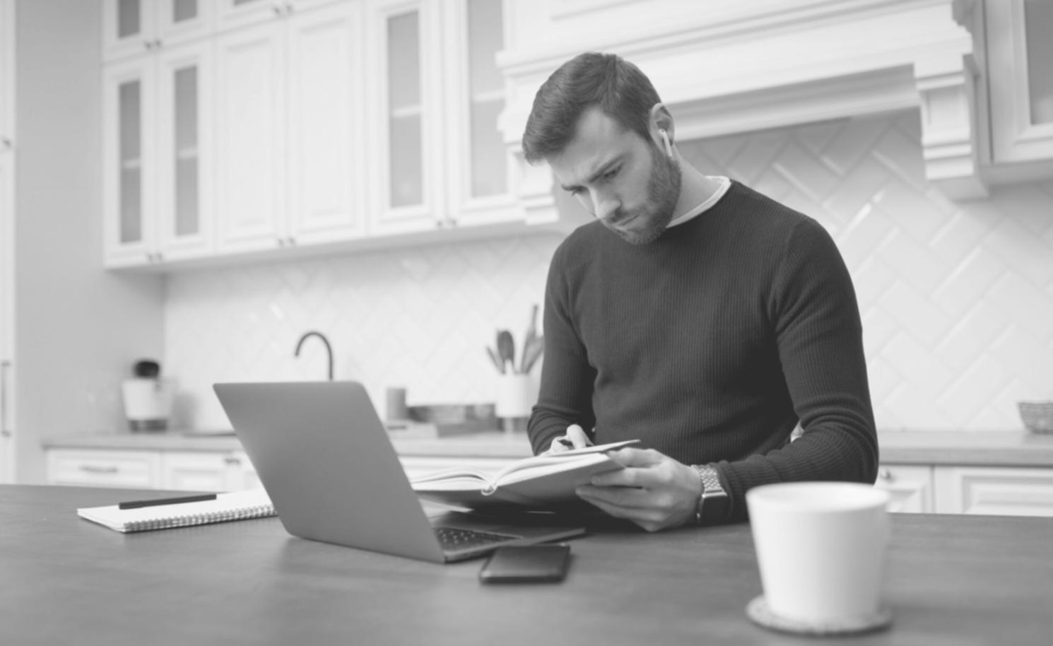 Person bei der strukturierten Finanzplanung am Arbeitsplatz